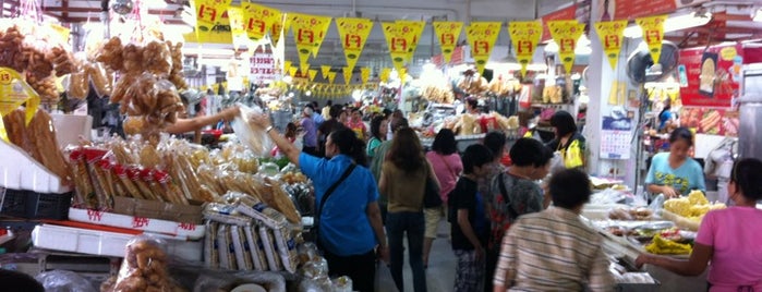 Samyan Market is one of Tempat yang Disukai Dhanis.