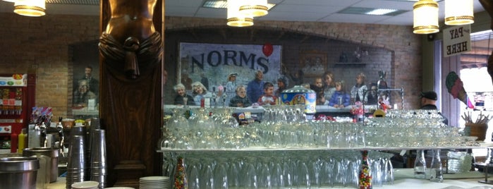 Norm's News is one of สถานที่ที่ Rachel ถูกใจ.