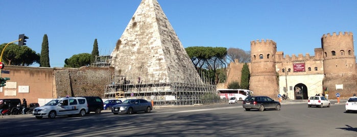 Piramide Cestia is one of 61 cosas que no puedes perderte en Roma.