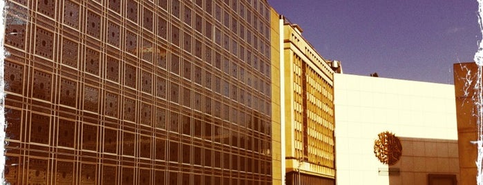 Institut du Monde Arabe is one of Locais curtidos por LolaLulu.