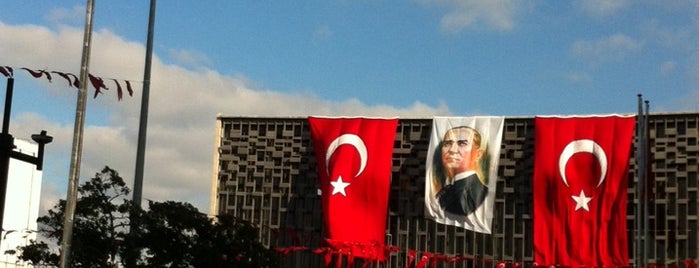 Taksim-Platz is one of Orte, die LolaLulu gefallen.