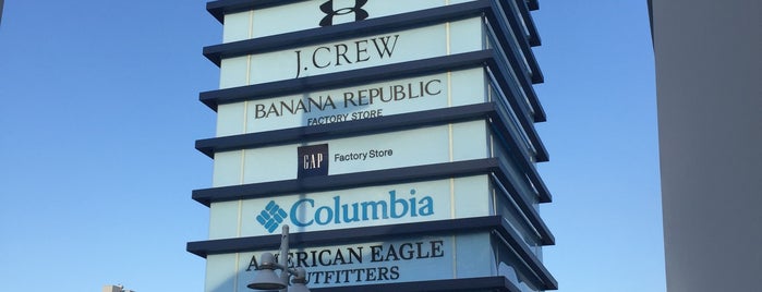Polo Ralph Lauren Factory Store is one of Tempat yang Disukai Terri.