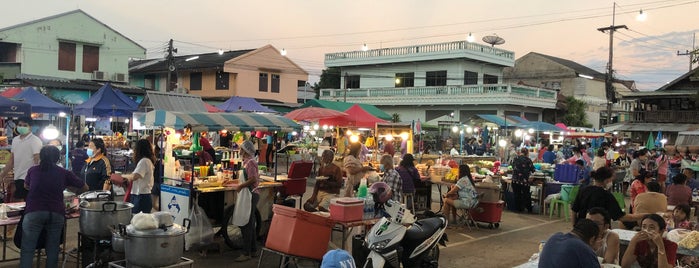 ถนนคนเดิน ตลาดเก่าปราณบุรี 200 ปี is one of Popular nearby.