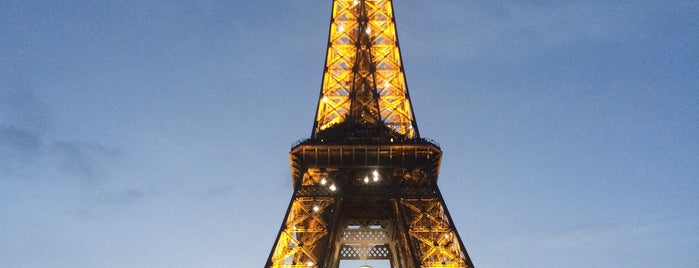 Menara Eiffel is one of Tempat yang Disukai Rafael.