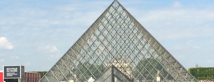 Museum Louvre is one of Tempat yang Disukai Rafael.