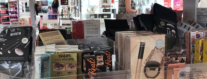 Ulta Beauty - Curbside Pickup Only is one of สถานที่ที่บันทึกไว้ของ Felipe.