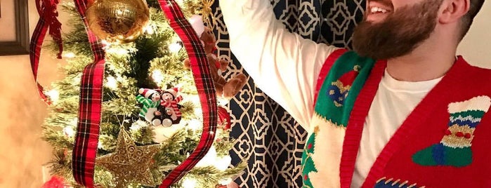 Ugly Christmas Sweater Shop is one of Lugares favoritos de Lena.