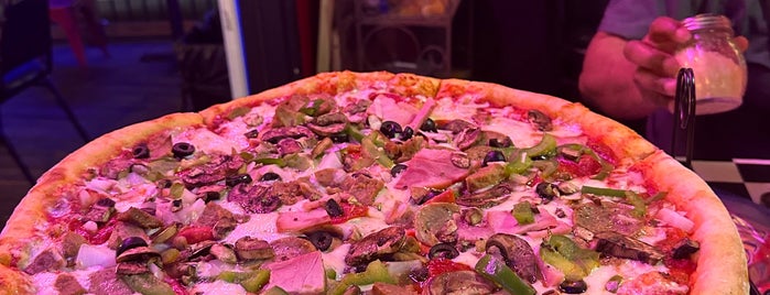 Gino's New York Pizza Bar is one of Locais curtidos por Andrea.