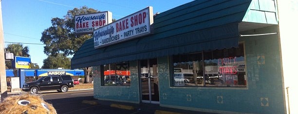 Housewife Bake Shop & Deli is one of Kimmie's Saved Places.