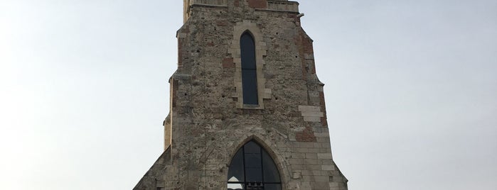Mária Magdolna templom / Mary Magdalene Tower is one of Tempat yang Disukai Carl.