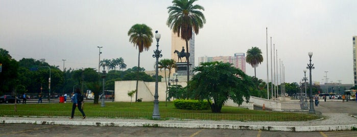 Pantheon de Caxias is one of Praças.