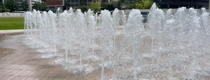 Seoul City Hall Square Fountain is one of Tempat yang Disukai JiYoung.