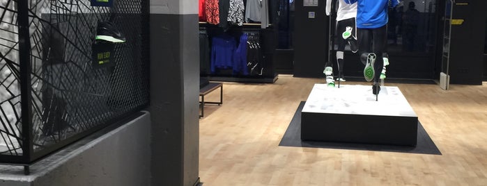 Nike Store is one of Lugares favoritos de Oleg.