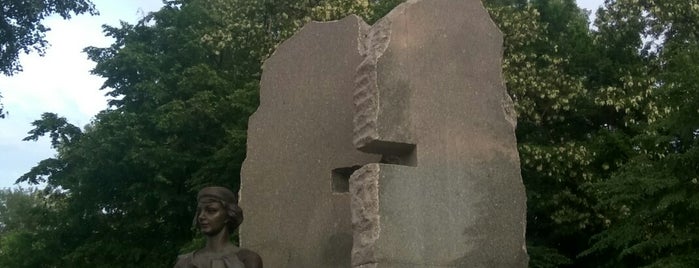 Пам’ятник Олені Телізі та її соратникам, що загинули за незалежність України is one of Tempat yang Disimpan Андрей.