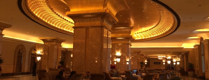 Emirates Palace Hotel is one of Orte, die Ailie gefallen.