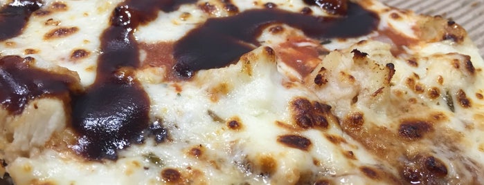 Maestro Pizza is one of Locais curtidos por Faris.