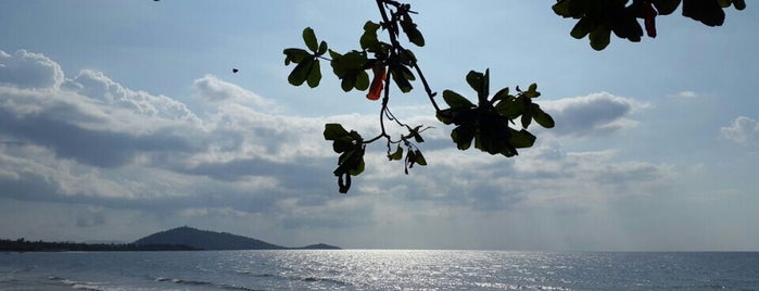 Pantai Pura Pulaki is one of Lugares favoritos de Ibu Widi.