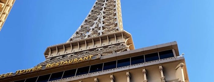 Eiffel Tower is one of Christina'nın Beğendiği Mekanlar.