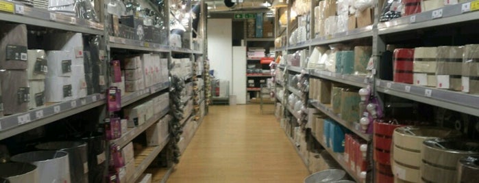 B&Q is one of Edwinさんのお気に入りスポット.