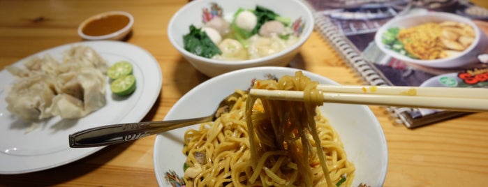 Bakmi Semar is one of Tempat yang Disukai Darsehsri.