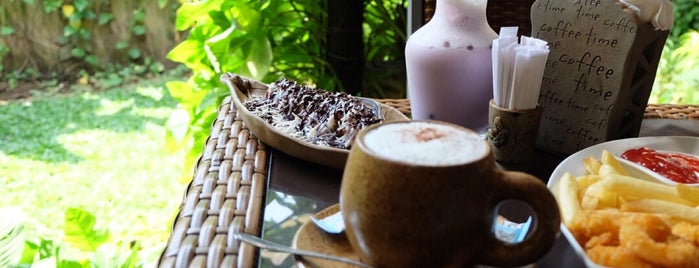 Munti bali ceramics & cafe is one of Posti che sono piaciuti a Darsehsri.