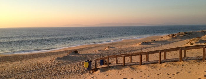 Praia do Pego is one of สถานที่ที่ Tom ถูกใจ.