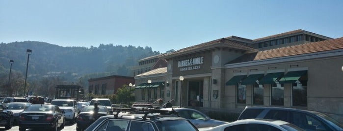 Barnes & Noble is one of Orte, die Andrew gefallen.