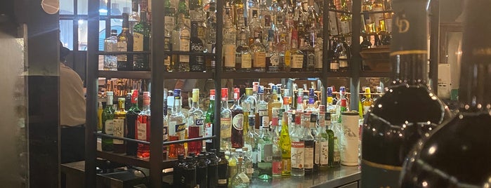 Spiegel Bar & Bistro is one of Lugares favoritos de Chuck.