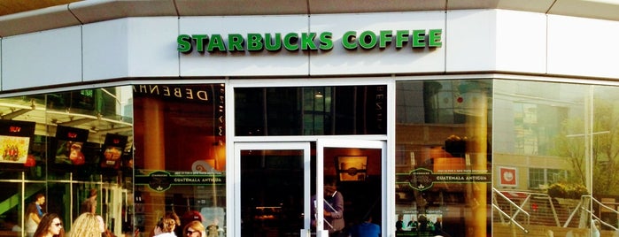 Starbucks is one of Tempat yang Disukai Stef.