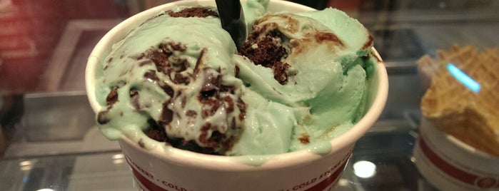 Cold Stone Creamery is one of Edwinさんのお気に入りスポット.