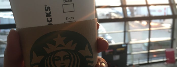 Starbucks is one of Tempat yang Disukai Vadim.