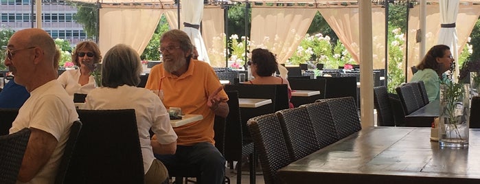 Ilissia Cafe Bistrot is one of Vangelis'in Beğendiği Mekanlar.