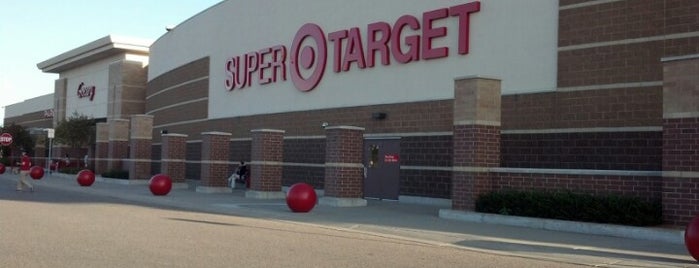 Target is one of สถานที่ที่ Aly ถูกใจ.