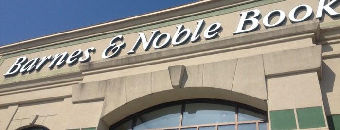 Barnes & Noble is one of Lugares favoritos de Mo.
