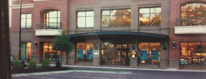 Barnes & Noble is one of Tempat yang Disukai Nat.