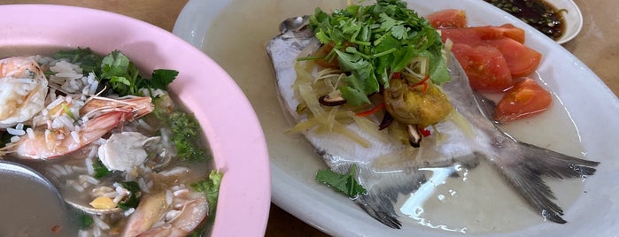 璋记饭店 Restoran Law Chang Kee is one of Pulau Pinang.