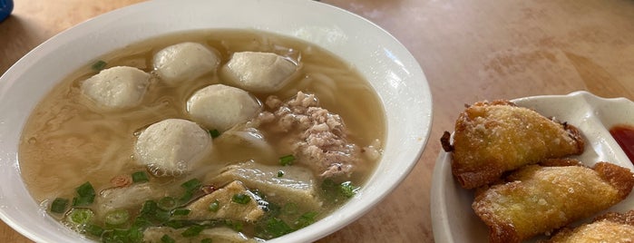 Sai Toh Lim Restaurant (西刀林魚丸粿條湯) is one of สถานที่ที่ Melvin ถูกใจ.