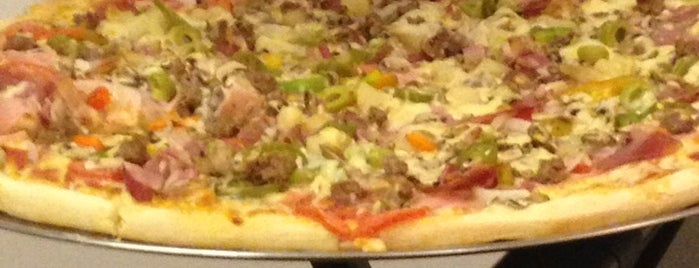 D'nnos Pizza is one of Sebastianさんのお気に入りスポット.