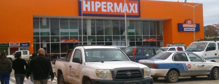 Hipermaxi Roca Y Coronado is one of สถานที่ที่ Lucas ถูกใจ.
