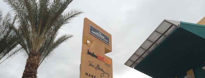 Las Vegas North Premium Outlets is one of Laura 님이 좋아한 장소.