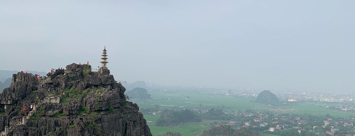 Hang Múa (Mua Caves) is one of Ninh Binh.