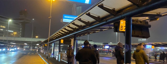 Busstation Schiphol is one of สถานที่ที่ Hans ถูกใจ.
