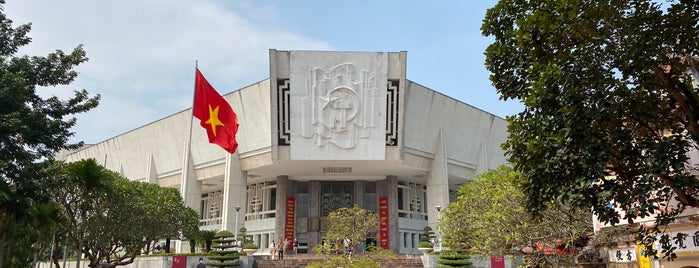 Bảo Tàng Hồ Chí Minh (Ho Chi Minh Museum) is one of สถานที่ที่ モリチャン ถูกใจ.