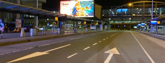Busstation Schiphol is one of Tempat yang Disukai Kevin.