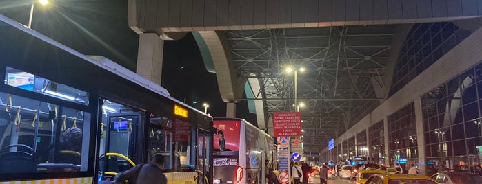 İETT Sabiha Gökçen Otobüs Durağı is one of สถานที่ที่ Y.Byelbblk ถูกใจ.