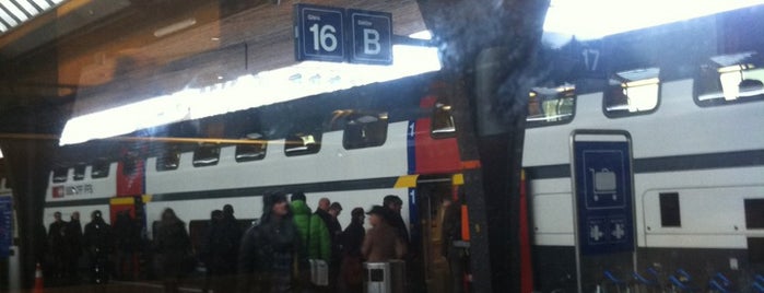 Gleis 16/17 is one of Zürich Hauptbahnhof.