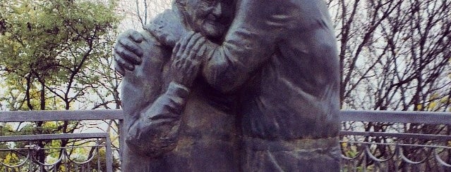 Памятник Вечной Любви Луиджи и Мокрины is one of Прогулки по Киеву - 2.