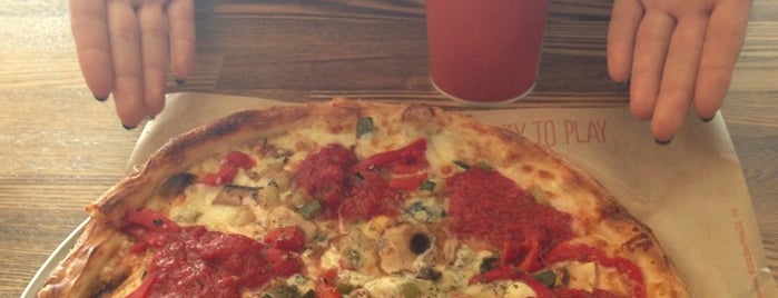 Blaze Pizza is one of Lugares favoritos de Kindra.