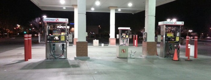 Safeway Fuel Station is one of สถานที่ที่ Kim ถูกใจ.