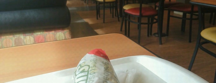 Subway is one of locais que passo..
